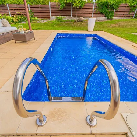 Villa Sara S Bazenem A Infrasaunou Na Kraji Prahy