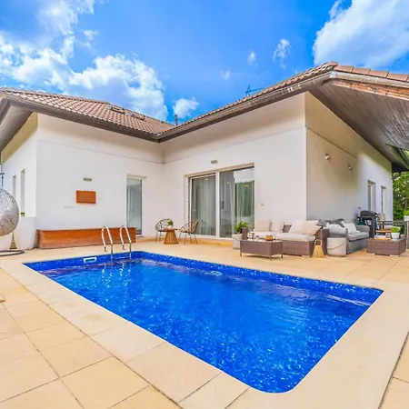 Villa Sara S Bazenem A Infrasaunou Na Kraji Prahy Zbuzany