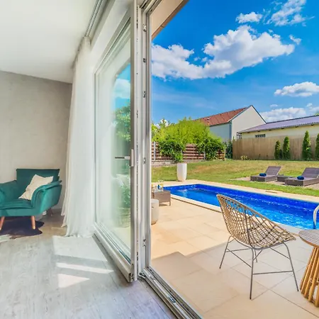 Sara S Bazenem A Infrasaunou Na Kraji Prahy