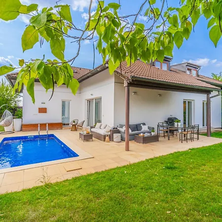 Sara S Bazenem A Infrasaunou Na Kraji Prahy