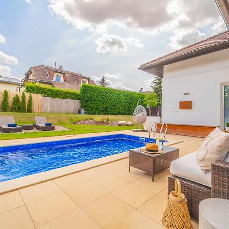 Villa Sara S Bazenem A Infrasaunou Na Kraji Prahy