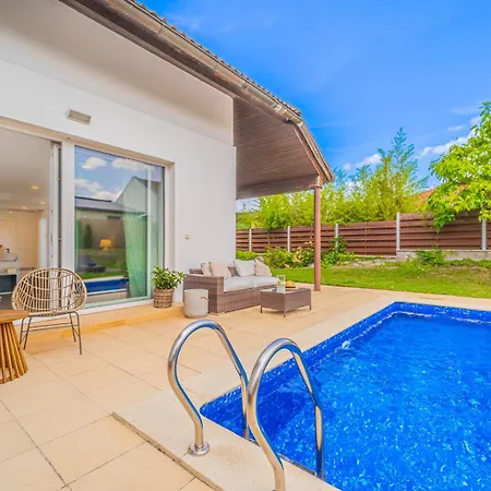 Sara S Bazenem A Infrasaunou Na Kraji Prahy * Zbuzany