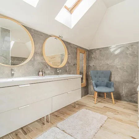 Villa Sara S Bazenem A Infrasaunou Na Kraji Prahy Zbuzany